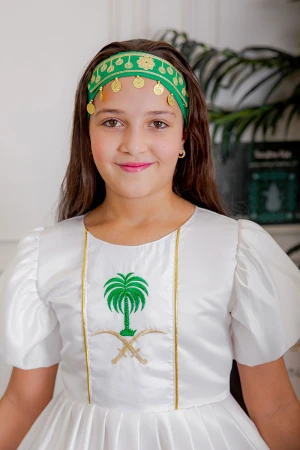 فستان بناتي لليوم الوطني لون أبيض مزين بتطريز تراثي بياقة دائرية و أكمام قصيرة و رباط في الخصر