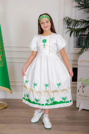 فستان بناتي لليوم الوطني لون أبيض مزين بتطريز تراثي بياقة دائرية و أكمام قصيرة و رباط في الخصر
