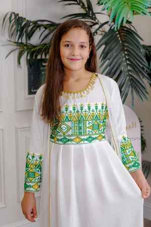 جلابية بناتي قطعتين لليوم الوطني لون أبيض مزينة بتطريز تراثي من الأمام و الأطراف 