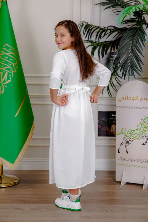 جلابية بناتي قطعتين لليوم الوطني لون أبيض مزينة بتطريز تراثي من الأمام و الأطراف