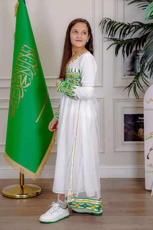 جلابية بناتي قطعتين لليوم الوطني لون أبيض مزينة بتطريز تراثي من الأمام و الأطراف