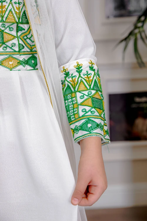 جلابية بناتي قطعتين لليوم الوطني لون أبيض مزينة بتطريز تراثي من الأمام و الأطراف