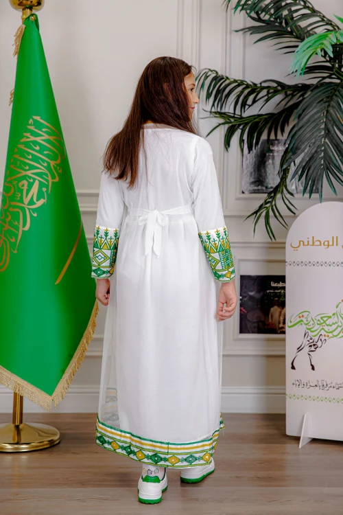 جلابية بناتي قطعتين لليوم الوطني لون أبيض مزينة بتطريز تراثي من الأمام و الأطراف