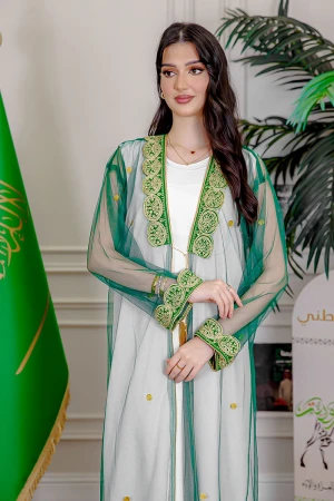 بشت نسائي عسيري لليوم الوطني لون أخضر غامق مزين بتطريز تراثي باللون الذهبي من الأمام و الأطراف و بأكمام طويلة  