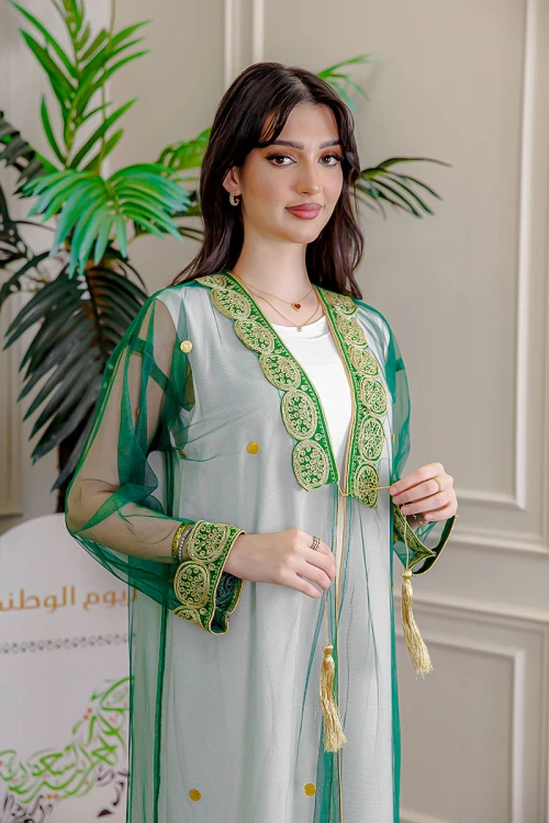 بشت-نسائي-عسيري-لليوم-الوطني-لون-أخضر-غامق-مزين-بتطريز-