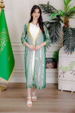 بشت نسائي عسيري لليوم الوطني لون أخضر غامق مزين برسومات تراثية باللون الفضي و بتطريز ذهبي من الأمام و الأطراف و بأكمام طويلة 