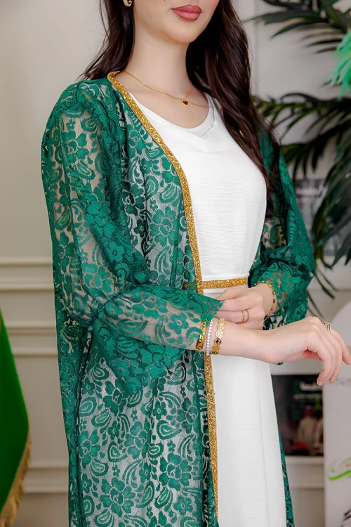 جلابية-نسائية-قطعتين-لليوم-الوطني-لون-أبيض-و-أخضر-دانتيل-بتطريز-ذهبي