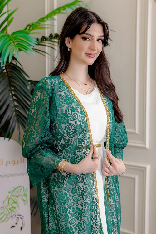 جلابية-نسائية-قطعتين-لليوم-الوطني-لون-أبيض-و-أخضر-دانتيل-بتطريز-ذهبي