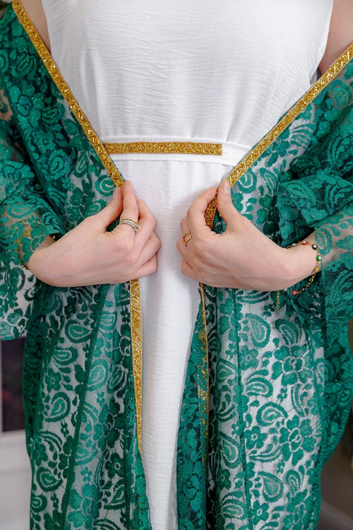 جلابية-نسائية-قطعتين-لليوم-الوطني-لون-أبيض-و-أخضر-دانتيل-بتطريز-ذهبي