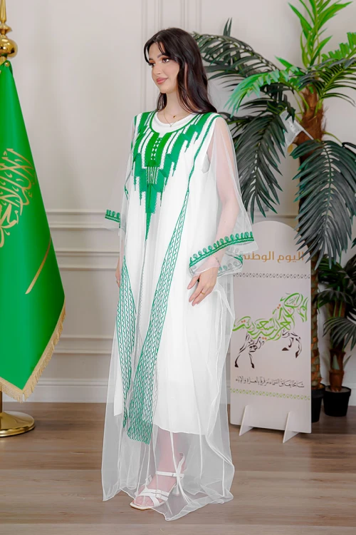بشت نسائي عسيري لليوم الوطني لون أبيض مزين بتطريز تراثي ياقة دائرية و أكمام طويلة
