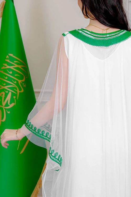 بشت نسائي عسيري لليوم الوطني لون أبيض مزين بتطريز تراثي ياقة دائرية و أكمام طويلة
