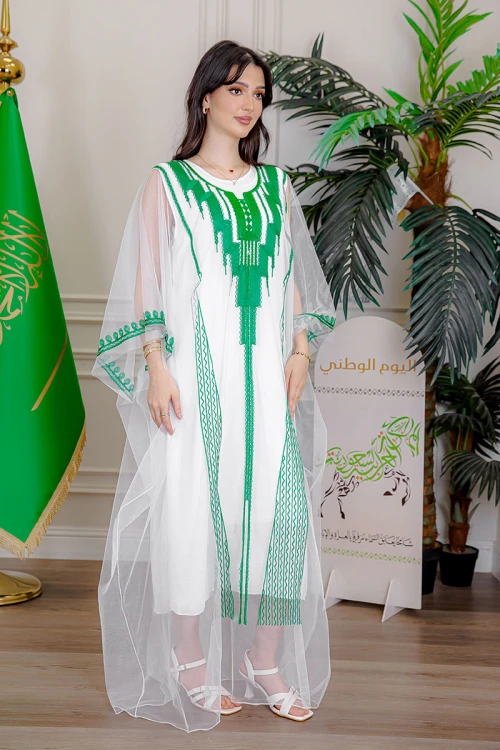 بشت نسائي عسيري لليوم الوطني لون أبيض مزين بتطريز تراثي ياقة دائرية و أكمام طويلة