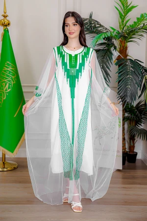 بشت نسائي عسيري لليوم الوطني لون أبيض مزين بتطريز تراثي ياقة دائرية و أكمام طويلة  