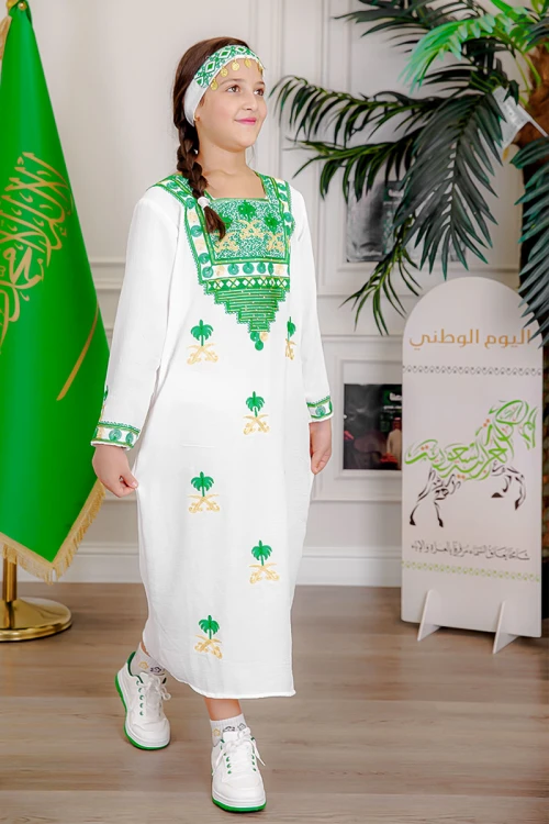 جلابية-بناتي-لليوم-الوطني-لون-أبيض-مزينة-بتطريز-شعار-المملكة-العربية-السعودية-