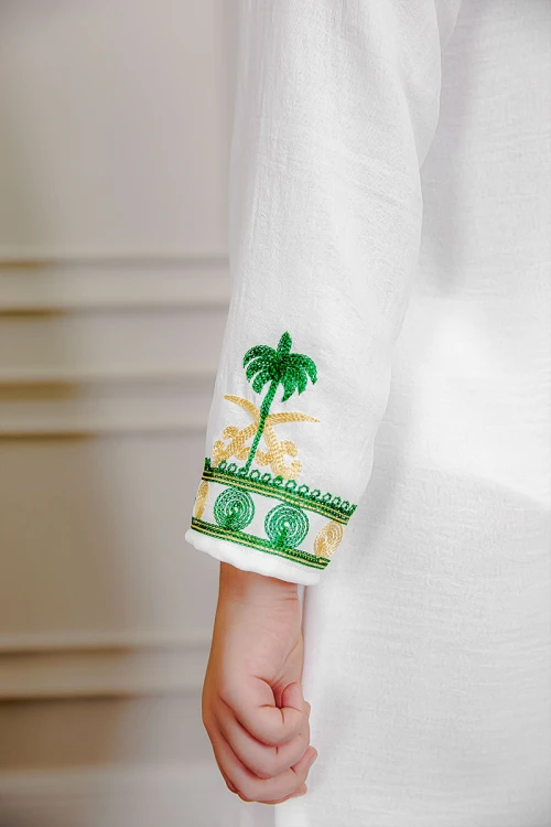 جلابية-بناتي-لليوم-الوطني-لون-أبيض-مزينة-بتطريز-شعار-المملكة-العربية-السعودية-