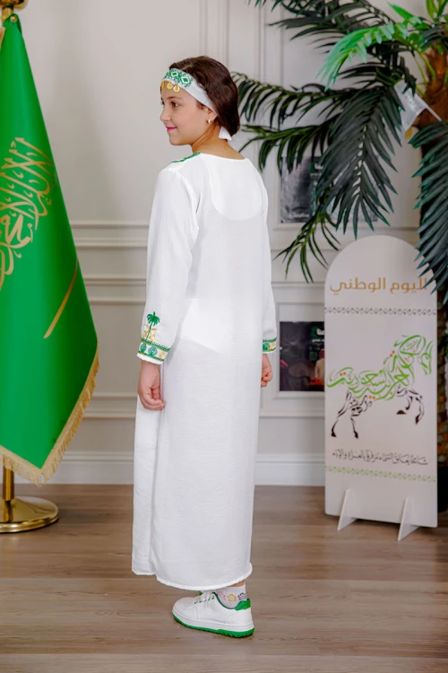 جلابية-بناتي-لليوم-الوطني-لون-أبيض-مزينة-بتطريز-شعار-المملكة-العربية-السعودية-