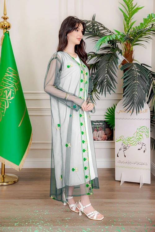 بشت نسائي عسيري لليوم الوطني لون أخضر غامق مزين بتطريز تراثي سيفين و نخلة ياقة قصة سبعة و أكمام طويلة