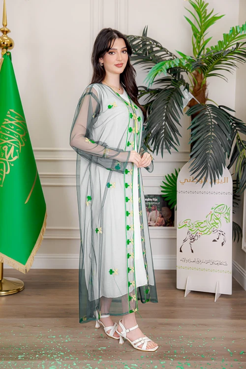 بشت نسائي عسيري لليوم الوطني لون أخضر غامق مزين بتطريز تراثي سيفين و نخلة ياقة قصة سبعة و أكمام طويلة