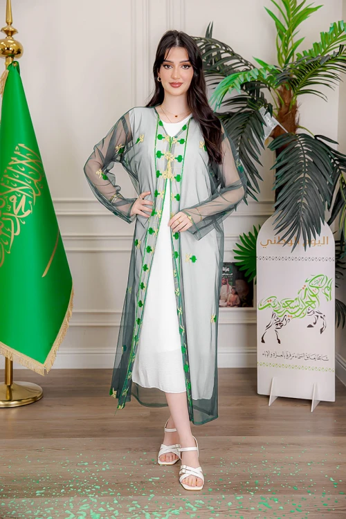 بشت نسائي عسيري لليوم الوطني لون أخضر غامق مزين بتطريز تراثي سيفين و نخلة ياقة قصة سبعة و أكمام طويلة