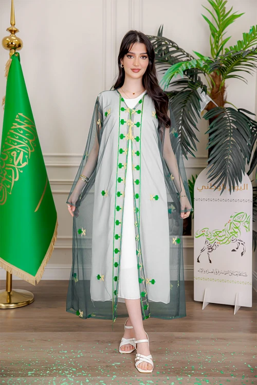 بشت نسائي عسيري لليوم الوطني لون أخضر غامق مزين بتطريز تراثي سيفين و نخلة ياقة قصة سبعة و أكمام طويلة