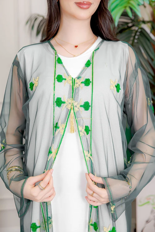 بشت نسائي عسيري لليوم الوطني لون أخضر غامق مزين بتطريز تراثي سيفين و نخلة ياقة قصة سبعة و أكمام طويلة