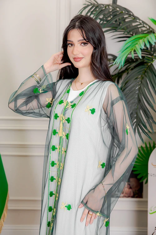 بشت نسائي عسيري لليوم الوطني لون أخضر غامق مزين بتطريز تراثي سيفين و نخلة ياقة قصة سبعة و أكمام طويلة