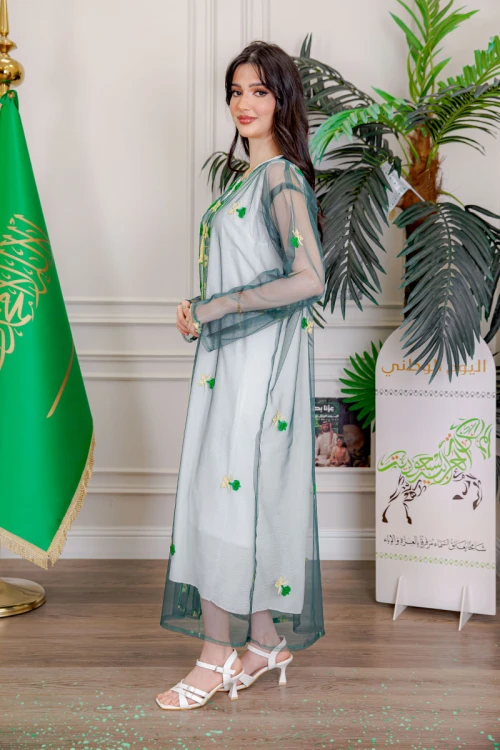 بشت نسائي عسيري لليوم الوطني لون أخضر غامق مزين بتطريز تراثي سيفين و نخلة ياقة قصة سبعة و أكمام طويلة