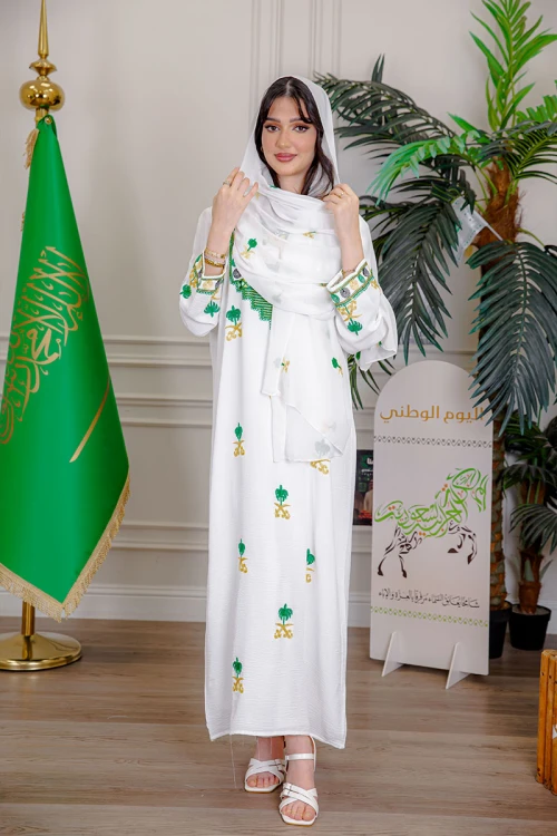 طرحة نسائية لليوم الوطني لون أبيض مزينة بتطريز سيفين و نخلة