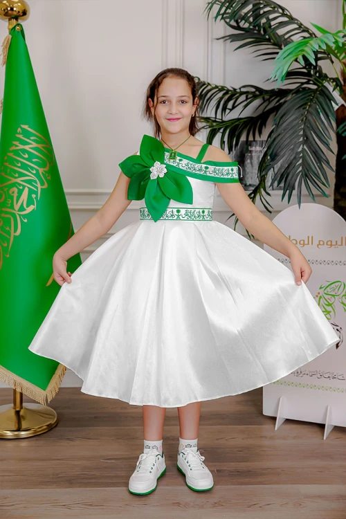 فستان بناتي لليوم الوطني لون أبيض مزين بوردة خضراء و كتابات مطرزة