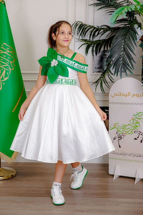 فستان بناتي لليوم الوطني لون أبيض مزين بوردة خضراء و كتابات مطرزة