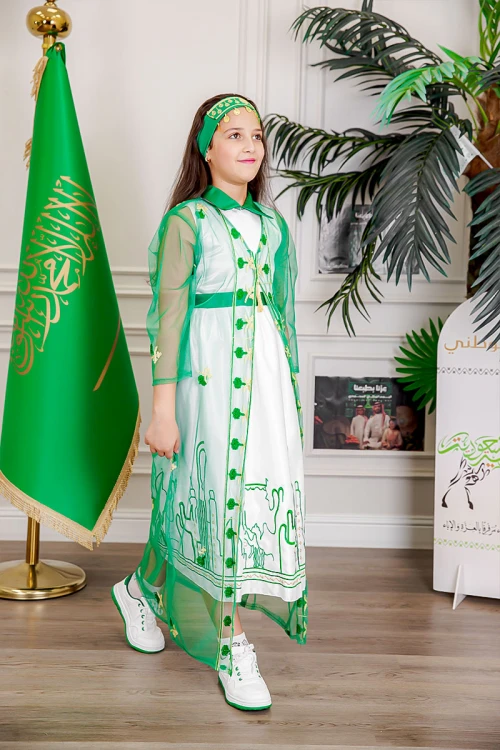 بشت بناتي عسيري تل لليوم الوطني لون أخضر مزين بتطريز تراثي سيفين و نخلة ياقة قصة سبعة و أكمام طويلة