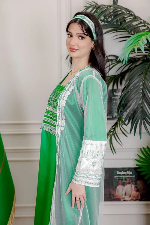 جلابية-نسائية-قطعتين-لليوم-الوطني-لون-أخضر-و-أبيض-تل-مزين-بتطريز