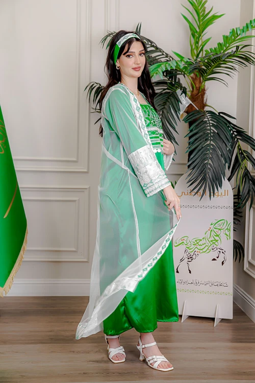 جلابية-نسائية-قطعتين-لليوم-الوطني-لون-أخضر-و-أبيض-تل-مزين-بتطريز