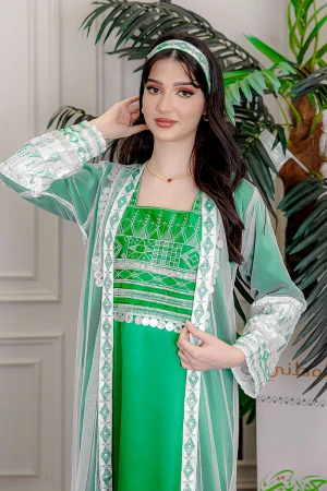 جلابية نسائية قطعتين لليوم الوطني لون أخضر و أبيض تل مزين بتطريز تراثي من الأمام و الأطراف ياقة مربعة و أكمام طويلة مع حزام منفصل 