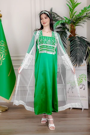 جلابية نسائية قطعتين لليوم الوطني لون أخضر و أبيض تل مزين بتطريز تراثي من الأمام و الأطراف ياقة مربعة و أكمام طويلة مع حزام منفصل 