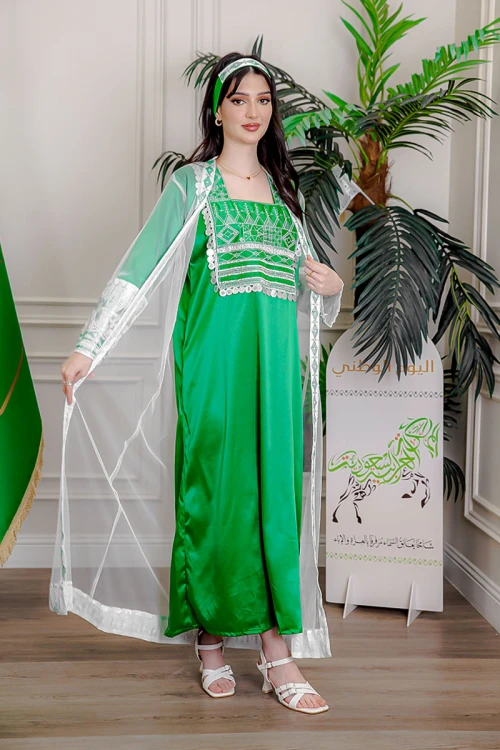 جلابية-نسائية-قطعتين-لليوم-الوطني-لون-أخضر-و-أبيض-تل-مزين-بتطريز