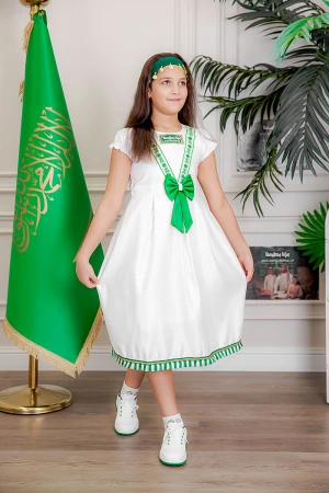 فستان بناتي لون أبيض مزين بتطريز اليوم الوطني ياقة دائرية بأكمام قصيرة و فيونكة من الأمام و رباط من الخلف