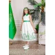 فستان بناتي لون أبيض مزين بتطريز اليوم الوطني ياقة مطوية و رباط في الخصر باللون الأخضر بدون أكمام