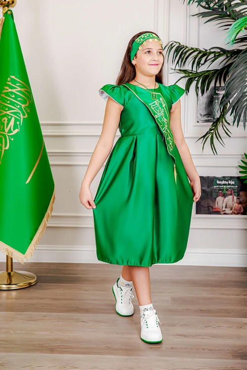 فستان-بناتي-لليوم-الوطني-لون-أخضر-مزين-بوشاح-من-الأمام-بتطريز-