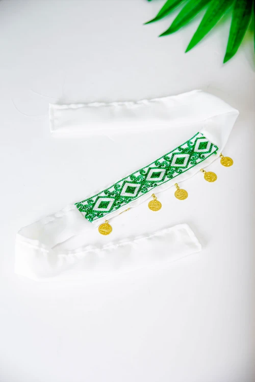 ربطة رأس لليوم الوطني لون أبيض مزينة بجنيهات ذهبية