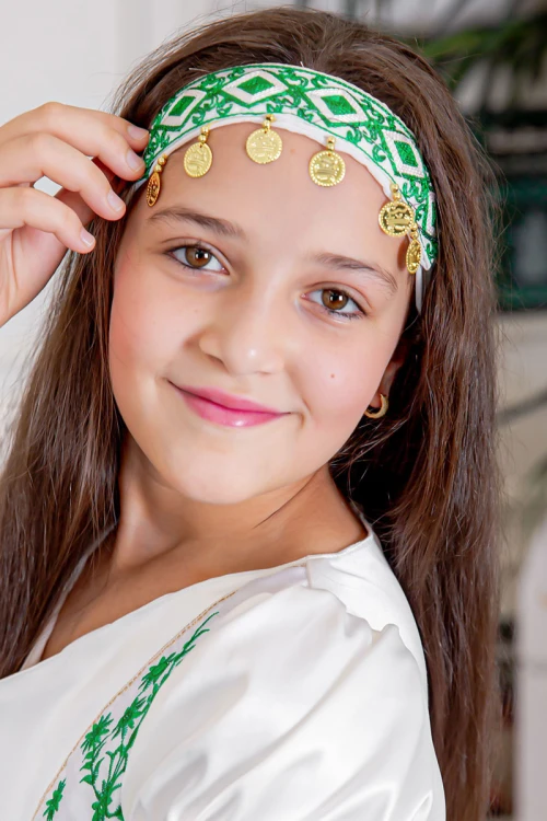 ربطة رأس لليوم الوطني لون أبيض مزينة بجنيهات ذهبية