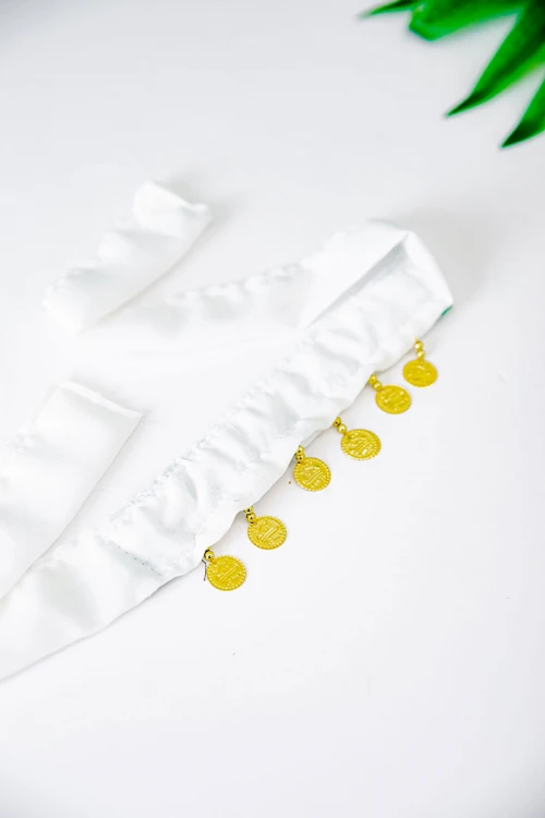 ربطة رأس لليوم الوطني لون أبيض مزينة بجنيهات ذهبية