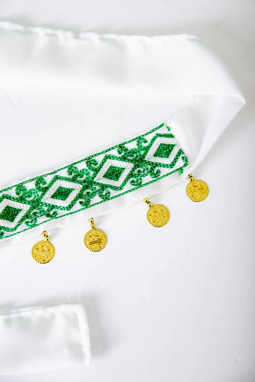 ربطة رأس لليوم الوطني لون أبيض مزينة بجنيهات ذهبية