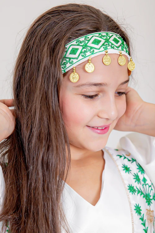 ربطة رأس لليوم الوطني لون أبيض مزينة بجنيهات ذهبية