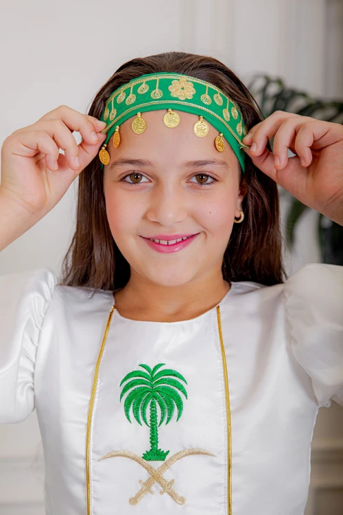 ربطة رأس لليوم الوطني لون أخضر مزينة بجنيهات ذهبية