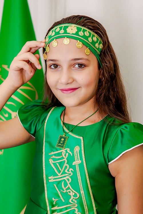 ربطة رأس لليوم الوطني لون أخضر مزينة بجنيهات ذهبية