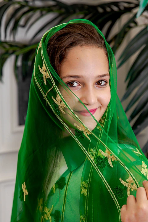 طرحة لليوم الوطني لون أخضر مزينة بتطريز ذهبي سيفين و نخلة