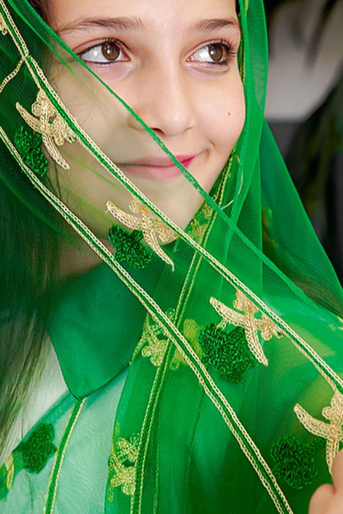 طرحة لليوم الوطني لون أخضر مزينة بتطريز ذهبي سيفين و نخلة