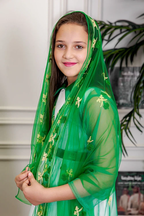 طرحة لليوم الوطني لون أخضر مزينة بتطريز ذهبي سيفين و نخلة