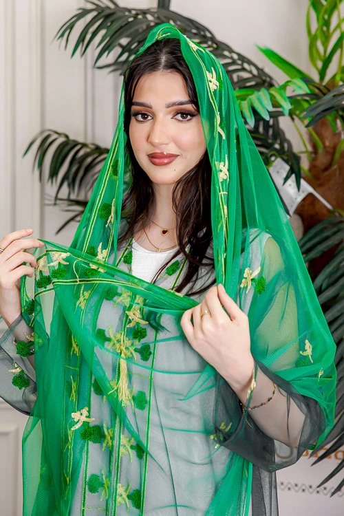 طرحة لليوم الوطني لون أخضر مزينة بتطريز ذهبي سيفين و نخلة